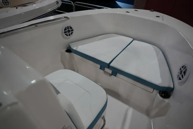 Slide: The Image of Robalo R180 2026 - 23