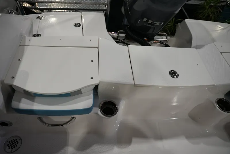 Slide: The Image of Robalo R180 2026 - 9