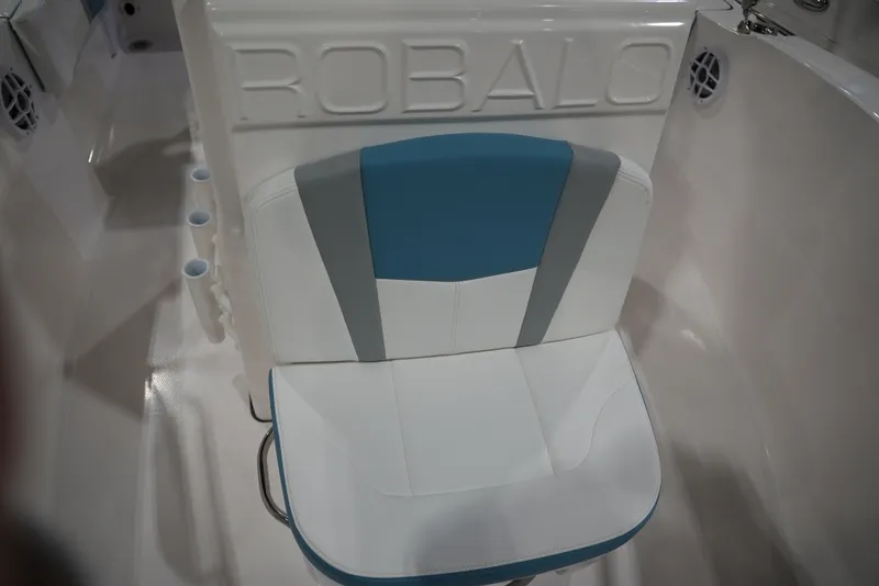 Slide: The Image of Robalo R180 2026 - 28