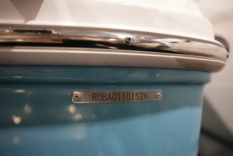 Slide: The Image of Robalo R180 2026 - 2
