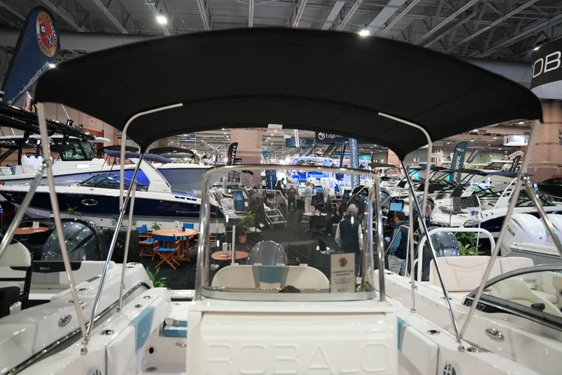 Slide: The Image of Robalo R180 2026 - 34