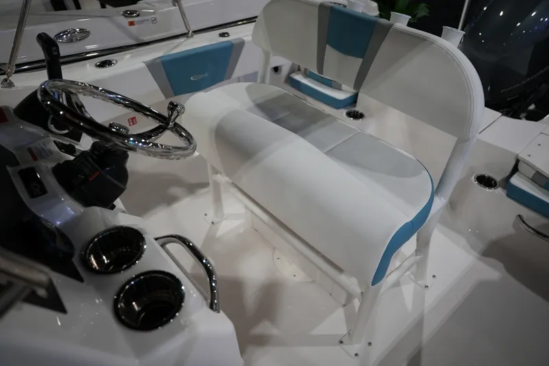 Slide: The Image of Robalo R180 2026 - 38