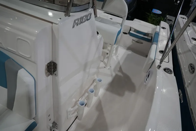 Slide: The Image of Robalo R180 2026 - 36