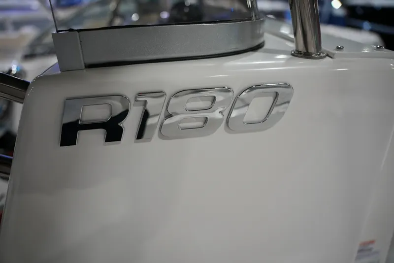 Slide: The Image of Robalo R180 2026 - 22