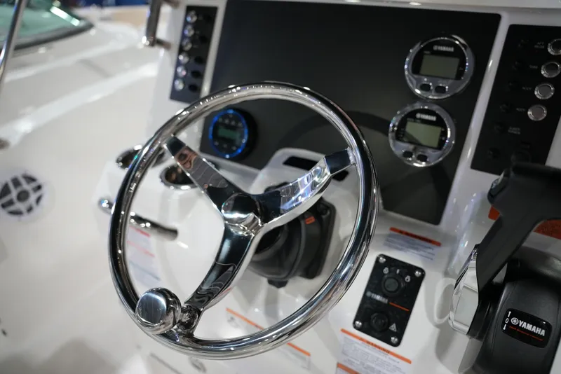 Slide: The Image of Robalo R180 2026 - 15