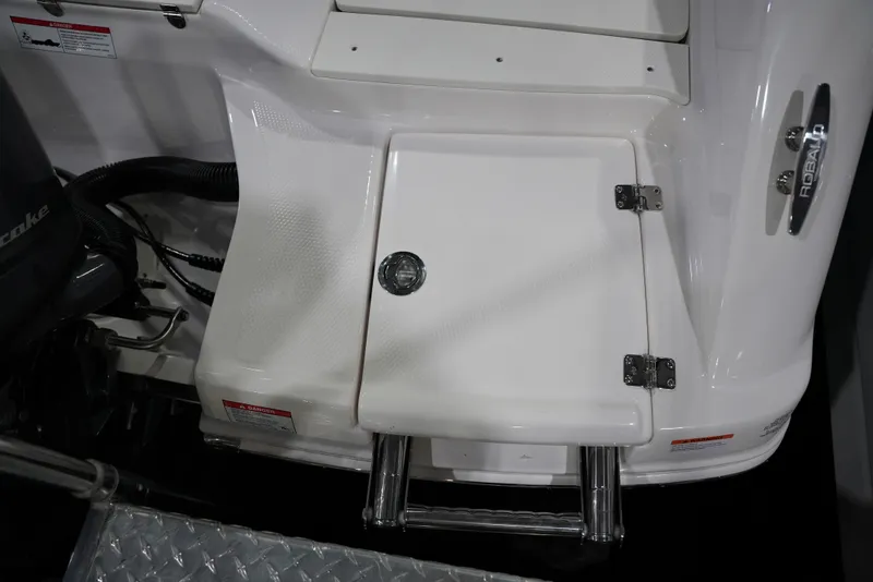 Slide: The Image of Robalo R180 2026 - 7