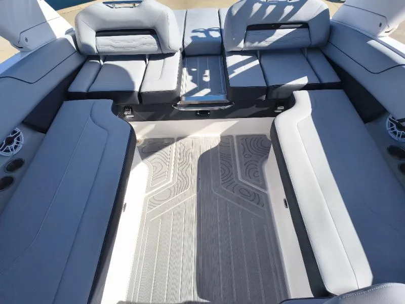 Slide: The Image of Regal LS6 Surf 2027 - 13
