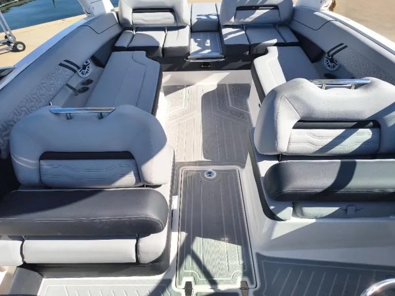 Slide: The Image of Regal LS6 Surf 2027 - 9