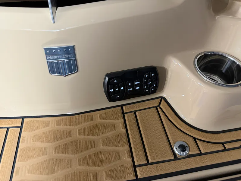 Slide: The Image of Mastercraft X22 2022 - 15
