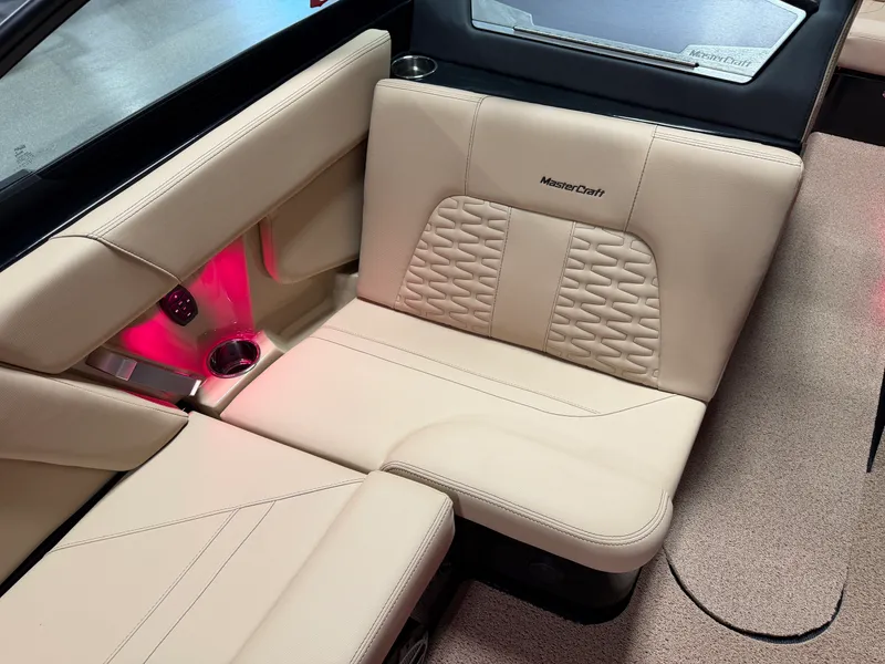 Slide: The Image of Mastercraft X22 2022 - 50