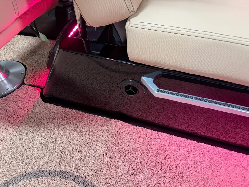 Slide: The Image of Mastercraft X22 2022 - 28