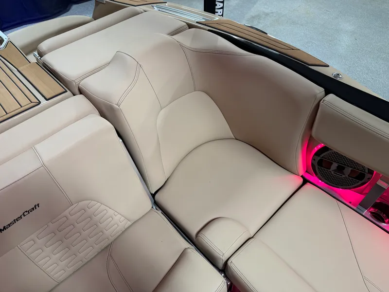 Slide: The Image of Mastercraft X22 2022 - 40