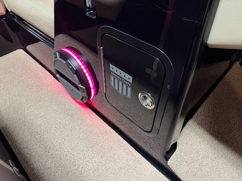 Slide: The Image of Mastercraft X22 2022 - 77