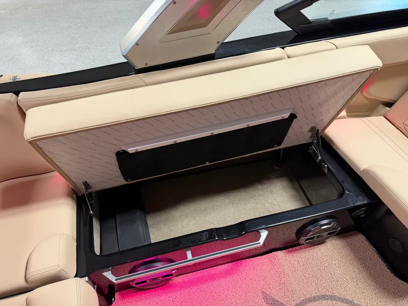 Slide: The Image of Mastercraft X22 2022 - 45