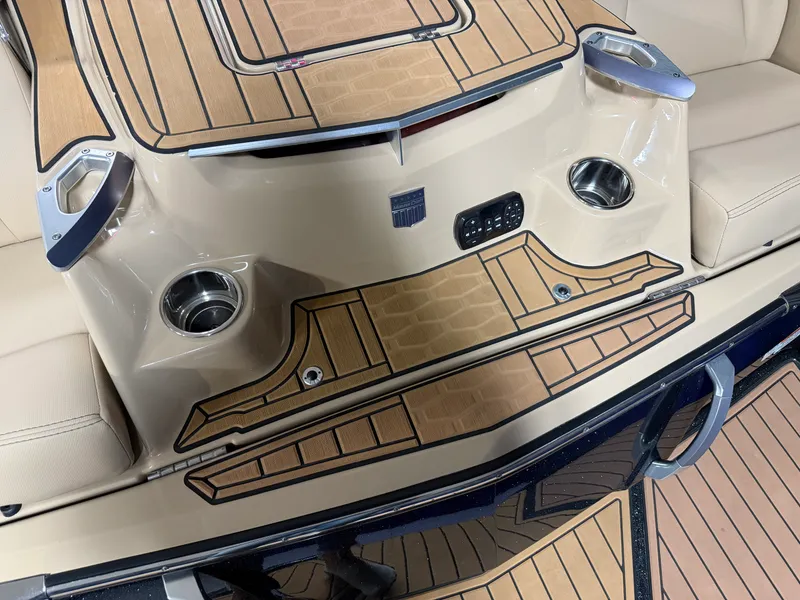 Slide: The Image of Mastercraft X22 2022 - 14