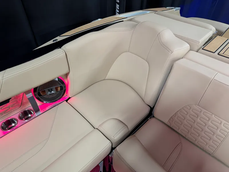 Slide: The Image of Mastercraft X22 2022 - 34