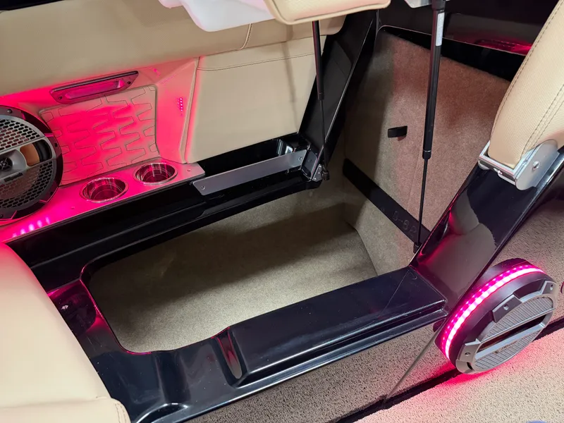 Slide: The Image of Mastercraft X22 2022 - 88