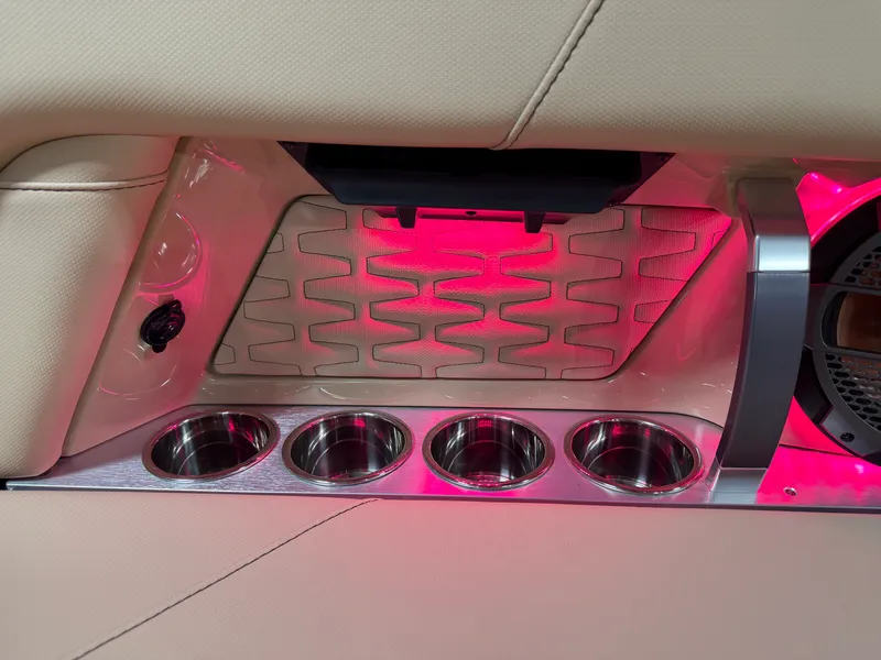 Slide: The Image of Mastercraft X22 2022 - 31