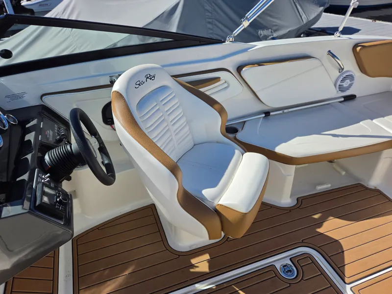 Slide: The Image of Sea Ray 210 SPX 2018 - 14