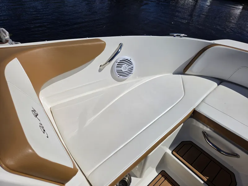 Slide: The Image of Sea Ray 210 SPX 2018 - 18