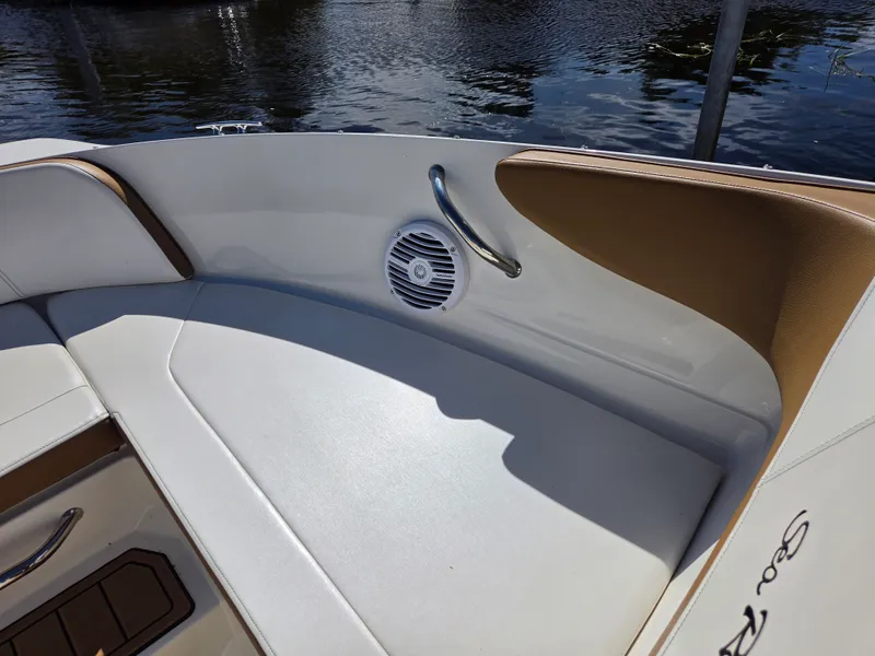 Slide: The Image of Sea Ray 210 SPX 2018 - 17