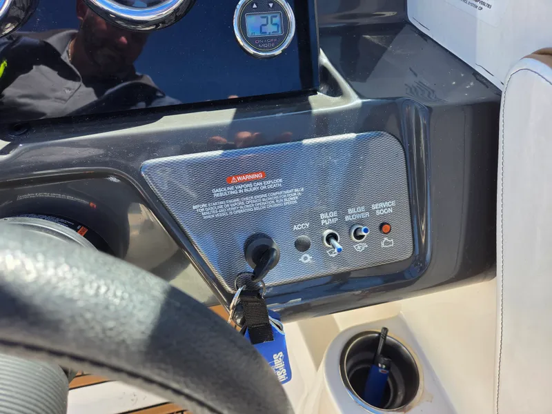 Slide: The Image of Sea Ray 210 SPX 2018 - 25