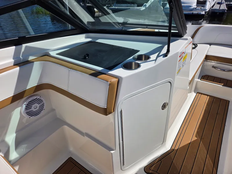 Slide: The Image of Sea Ray 210 SPX 2018 - 16