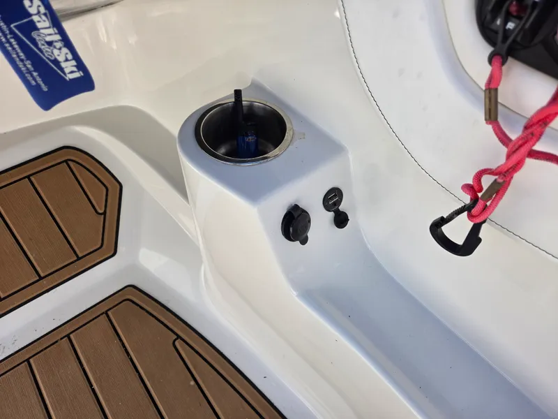 Slide: The Image of Sea Ray 210 SPX 2018 - 26