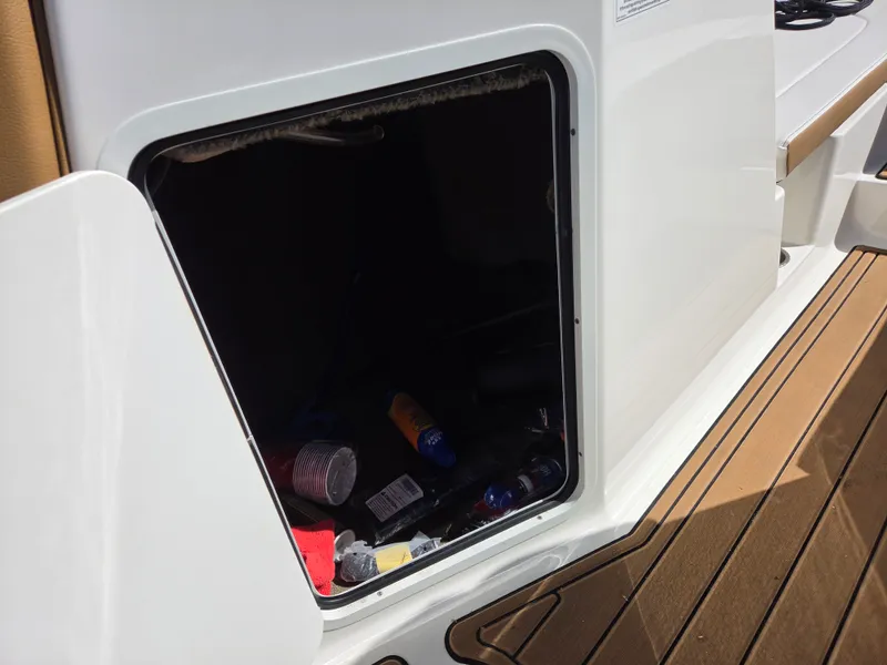 Slide: The Image of Sea Ray 210 SPX 2018 - 28