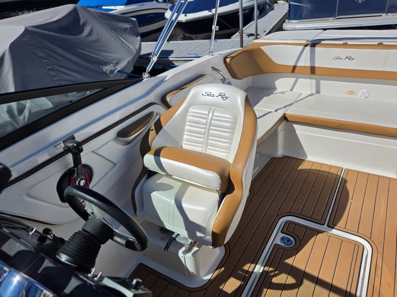 Slide: The Image of Sea Ray 210 SPX 2018 - 12