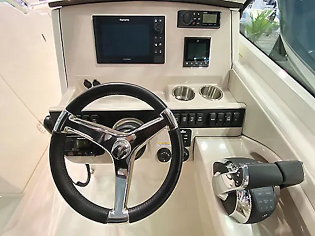 Slide: The Image of Boston Whaler 280 Vantage 2026 - 6