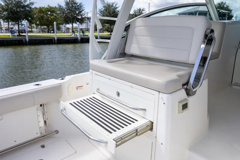 Slide: The Image of Boston Whaler 345 CONQUEST 2017 - 28