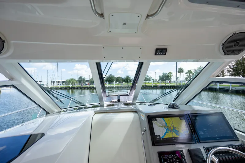 Slide: The Image of Boston Whaler 345 CONQUEST 2017 - 16