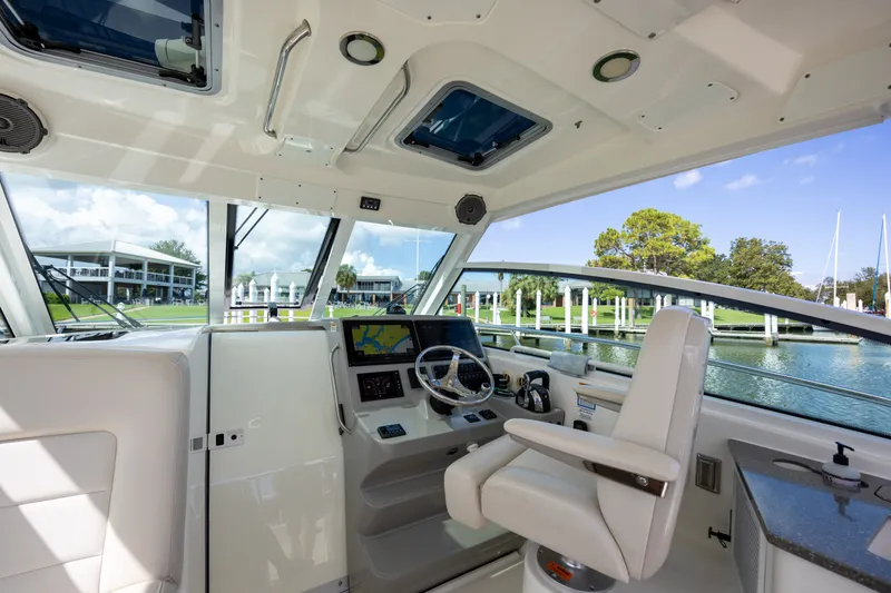 Slide: The Image of Boston Whaler 345 CONQUEST 2017 - 18