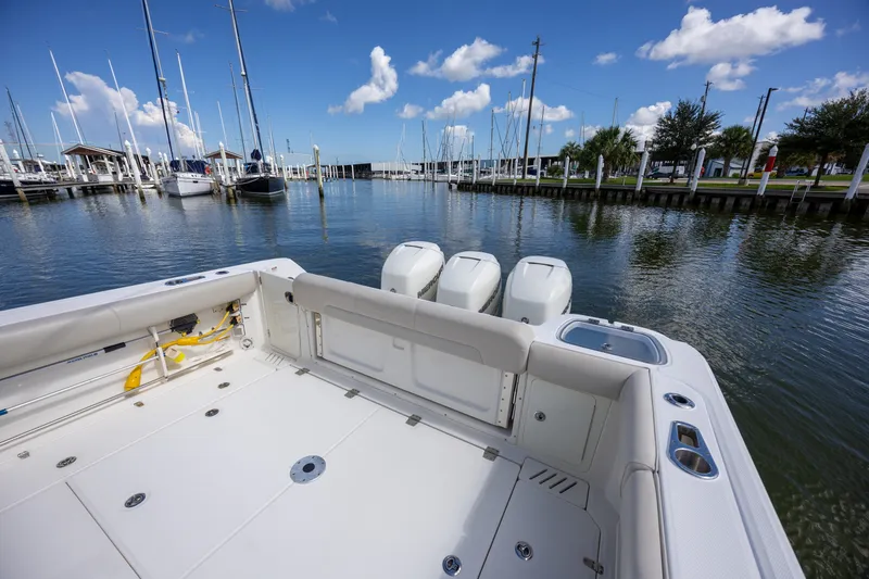 Slide: The Image of Boston Whaler 345 CONQUEST 2017 - 30