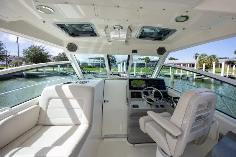 Slide: The Image of Boston Whaler 345 CONQUEST 2017 - 17