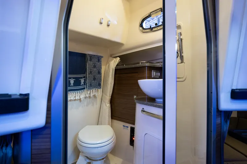 Slide: The Image of Boston Whaler 345 CONQUEST 2017 - 15