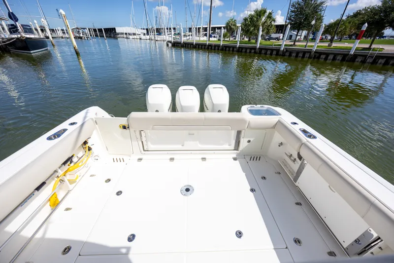 Slide: The Image of Boston Whaler 345 CONQUEST 2017 - 31