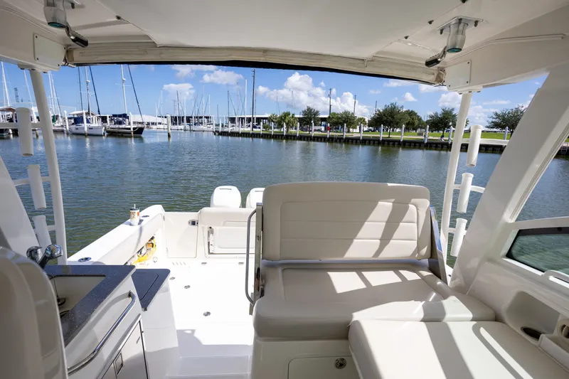 Slide: The Image of Boston Whaler 345 CONQUEST 2017 - 19