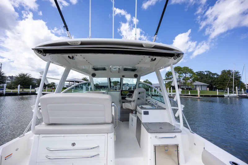 Slide: The Image of Boston Whaler 345 CONQUEST 2017 - 23