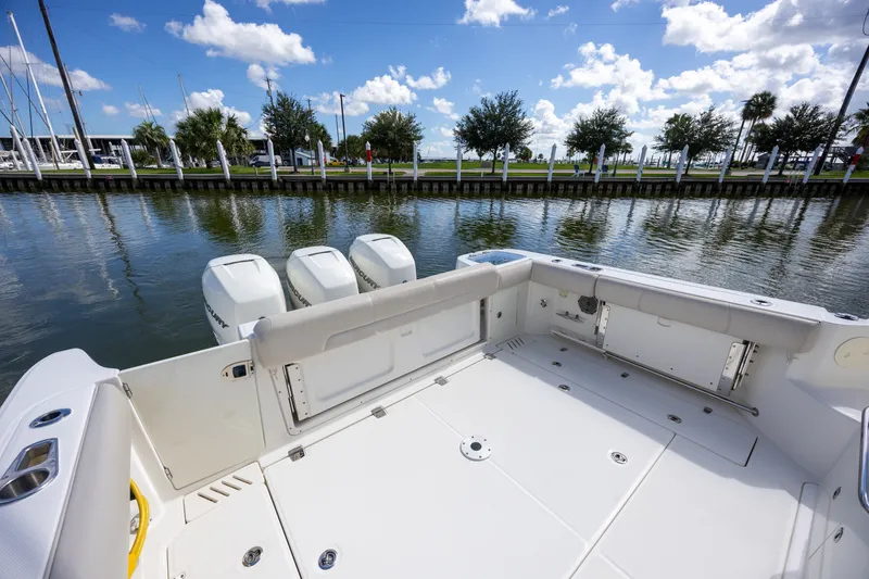 Slide: The Image of Boston Whaler 345 CONQUEST 2017 - 33