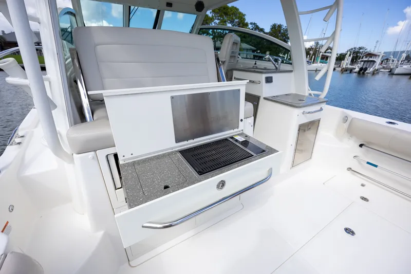 Slide: The Image of Boston Whaler 345 CONQUEST 2017 - 27