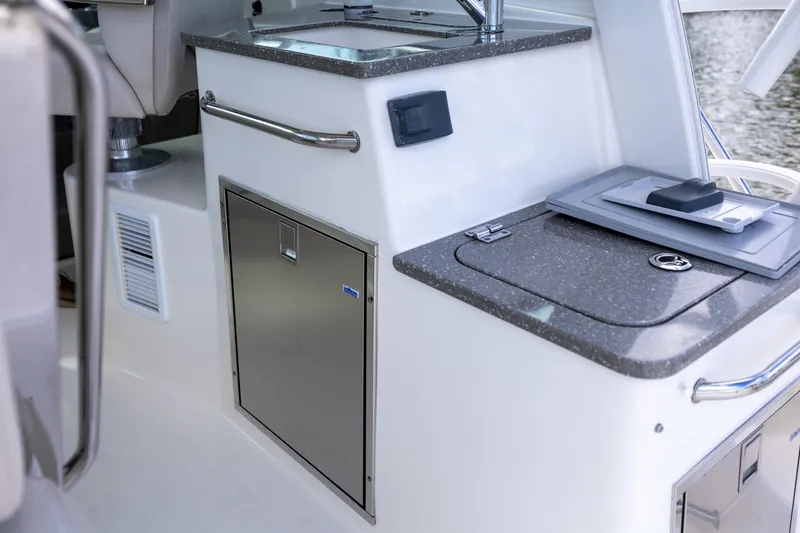Slide: The Image of Boston Whaler 345 CONQUEST 2017 - 21