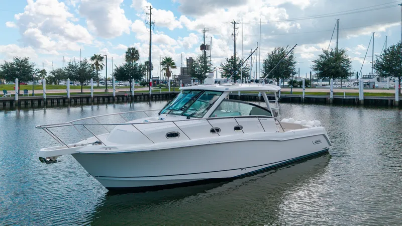 Slide: The Image of Boston Whaler 345 CONQUEST 2017 - 3