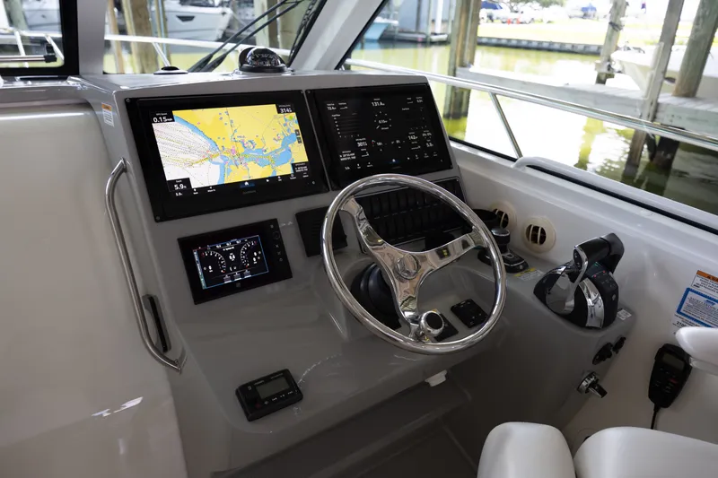 Slide: The Image of Boston Whaler 345 CONQUEST 2017 - 2
