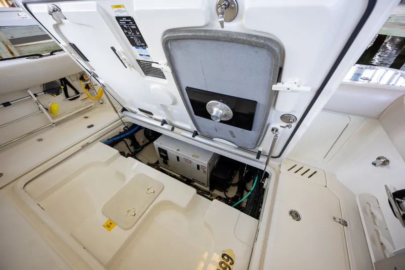 Slide: The Image of Boston Whaler 345 CONQUEST 2017 - 50