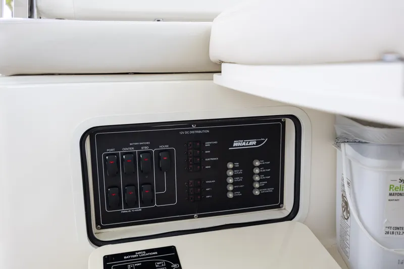 Slide: The Image of Boston Whaler 345 CONQUEST 2017 - 22
