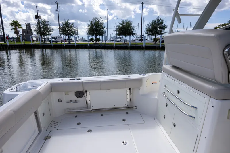 Slide: The Image of Boston Whaler 345 CONQUEST 2017 - 29