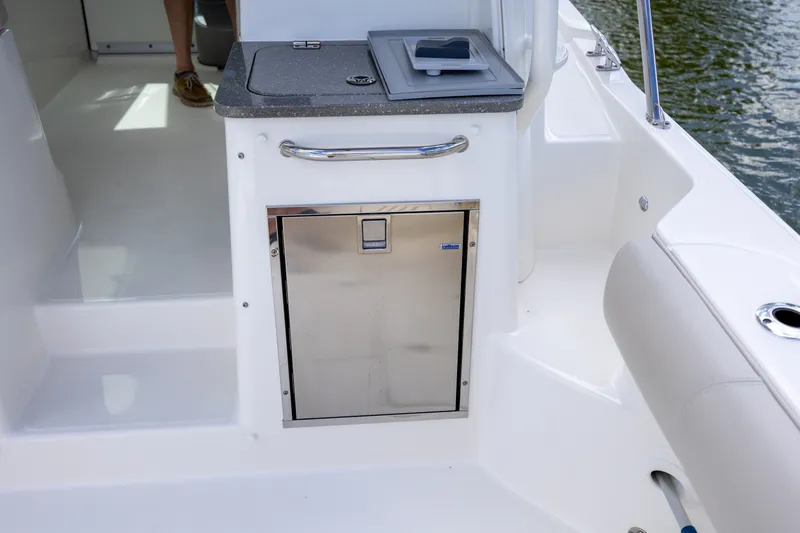 Slide: The Image of Boston Whaler 345 CONQUEST 2017 - 20