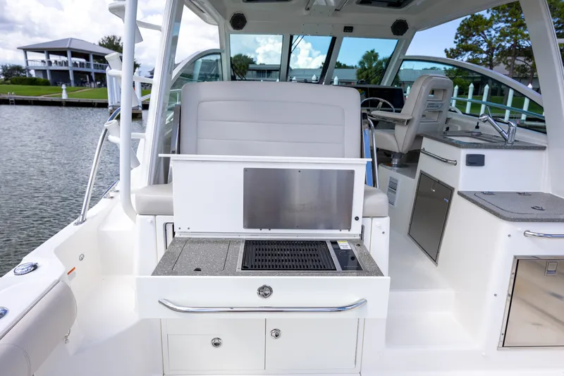 Slide: The Image of Boston Whaler 345 CONQUEST 2017 - 26